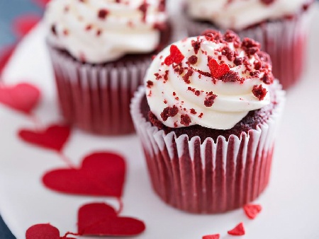Кексчета / мъфини за Свети Валентин - червено кадифе със захарно цвекло - снимка на рецептата